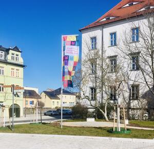 Bild vergrößern: Stadtbibliothek Weißenfels Fahne Novalishaus