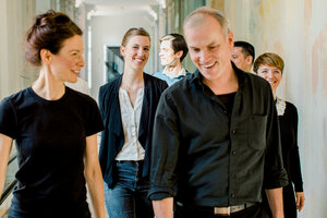 Bild vergrößern: The Present