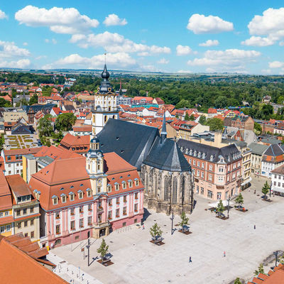 Bild vergrößern: Marktplatz mir barockem Rathaus und Kirche