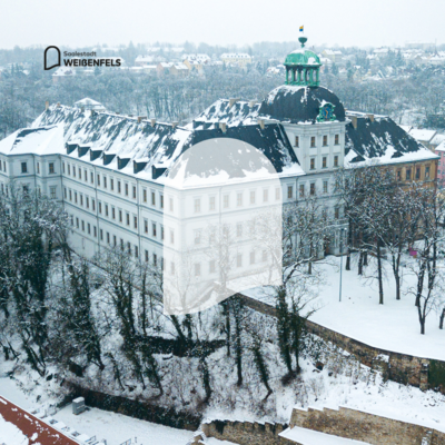 Bild vergrößern: Schloss im Winter mit Torbogen